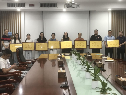 新入會副會長和理事單位授牌儀式在贛州國際陸港發(fā)展集團(tuán)有限公司舉行